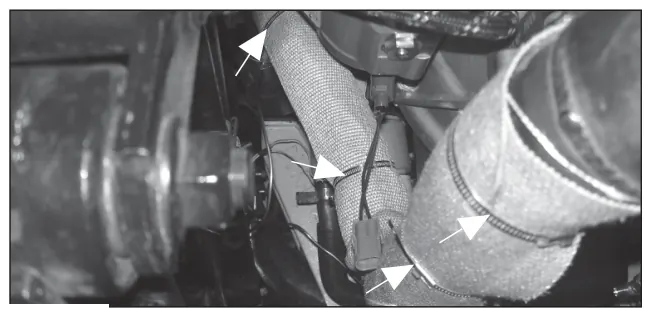 Figura 84, figura del manual del propietario Chelsea 247: Instalación del protector térmico de la toma de fuerza, SOLO en motores de GASOLINA (antes de abril de 2017)