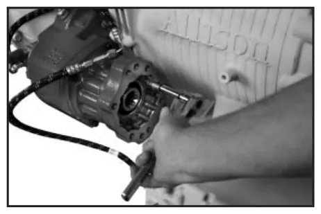 Fig. 11, figura del manual de servicio Chelsea 280: Montaje de la toma de fuerza en la transmisión para Allison