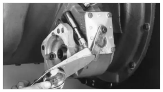 Fig. 3, figura del manual de servicio Chelsea 442: Montaje de la toma de fuerza en la transmisión