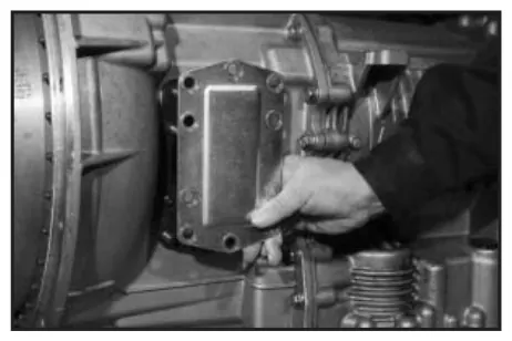 Fig. 2, figura del manual de servicio Chelsea 890: Montaje de la toma de fuerza en la transmisión