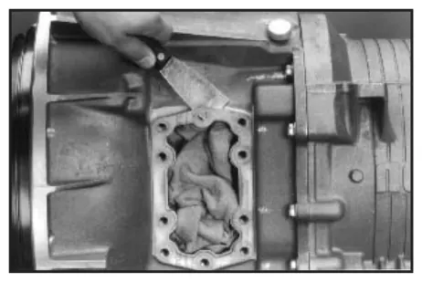 Fig. 3, figura del manual de servicio Chelsea 890: Montaje de la toma de fuerza en la transmisión