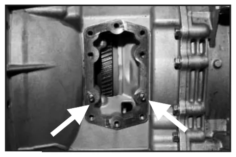 Fig. 4, figura del manual de servicio Chelsea 890: Montaje de la toma de fuerza en la transmisión