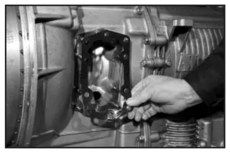 Fig. 5, figura del manual de servicio Chelsea 890: Montaje de la toma de fuerza en la transmisión