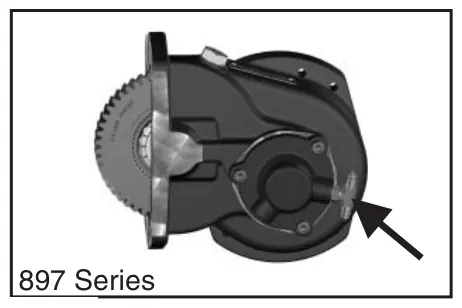 Fig. 7a, figura del manual de servicio Chelsea 890: Montaje de la toma de fuerza en la transmisión
