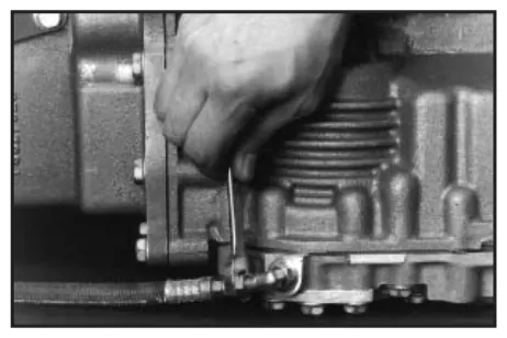 Fig. 8, figura del manual de servicio Chelsea 890: Montaje de la toma de fuerza en la transmisión