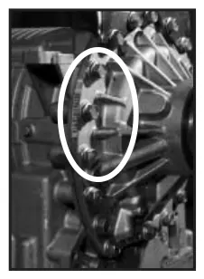 Fig. 9, figura del manual de servicio Chelsea 890: Montaje de la toma de fuerza en la transmisión