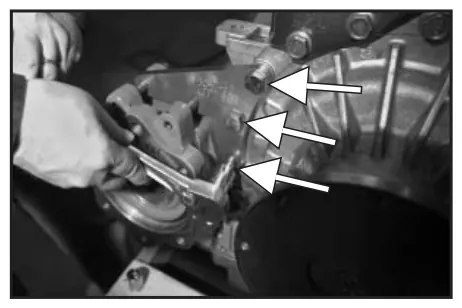 Fig. 13, figura del manual de servicio Chelsea 890: Montaje de la toma de fuerza en la transmisión