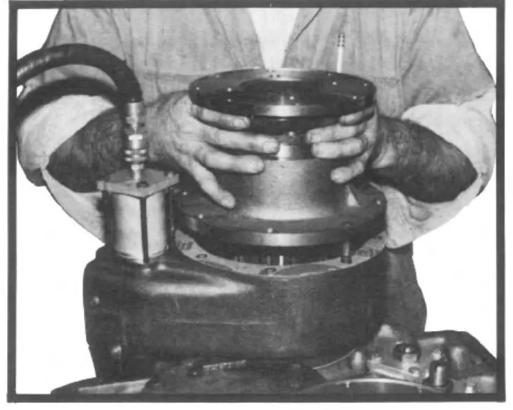 **Fig. 1**, figura del manual de servicio Fabco PTO-110: D. Desarmado de la toma de fuerza y del desembrague