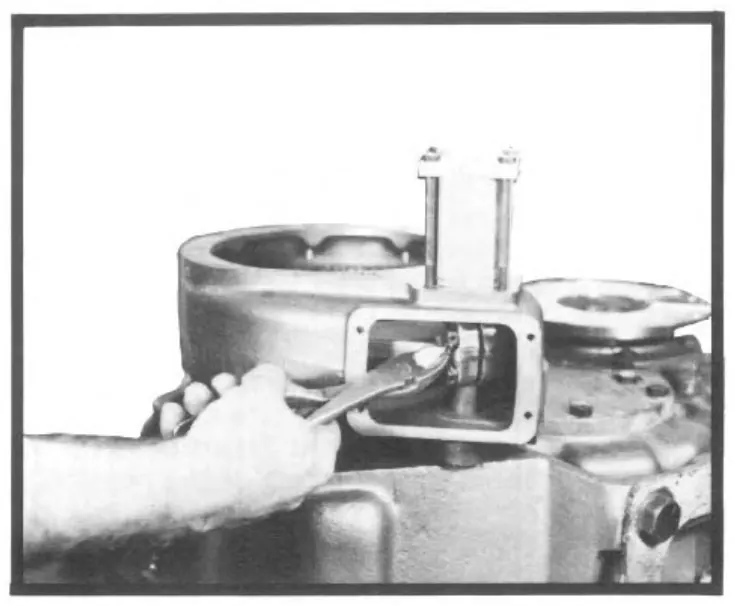 **Fig. 2**, figura del manual de servicio Fabco PTO-110: D. Desarmado de la toma de fuerza y del desembrague