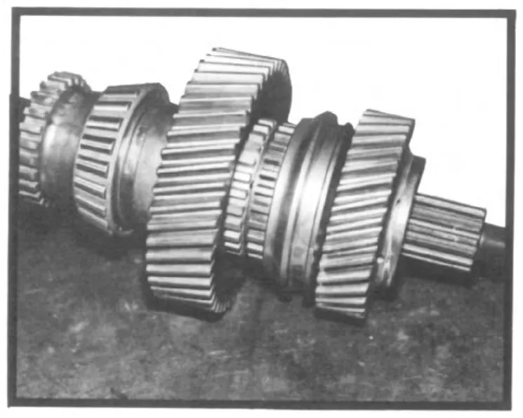 **Fig. 6: Ensamble de la flecha de entrada TC-65 con engrane de toma de fuerza**, figura del manual de servicio Fabco PTO-110: camisa ciega