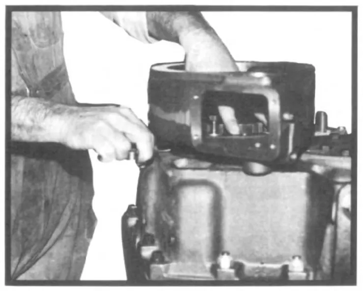 **Fig. 18**, figura del manual de servicio Fabco PTO-110: E. Ensamble de la carcasa principal