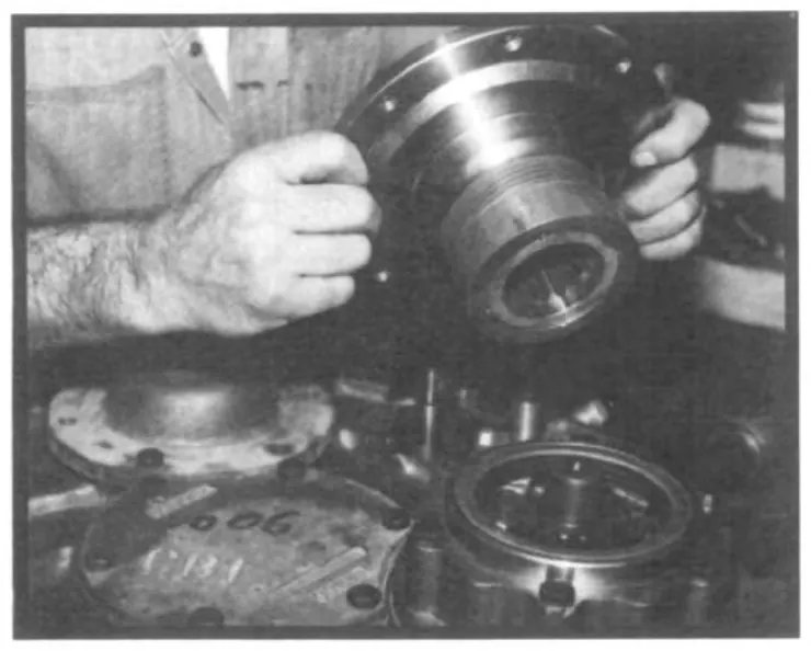 **Fig. 21**, figura del manual de servicio Fabco PTO-110: E. Ensamble de la carcasa principal