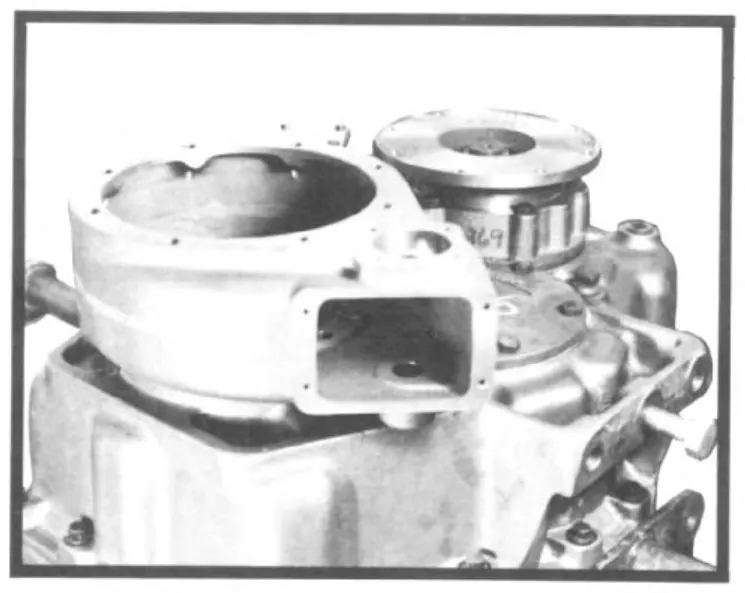 **Fig. 25: Ubicación de la carcasa en la caja de transferencia**, figura del manual de servicio Fabco PTO-110: F. Ensamble de la toma de fuerza y del desembrague