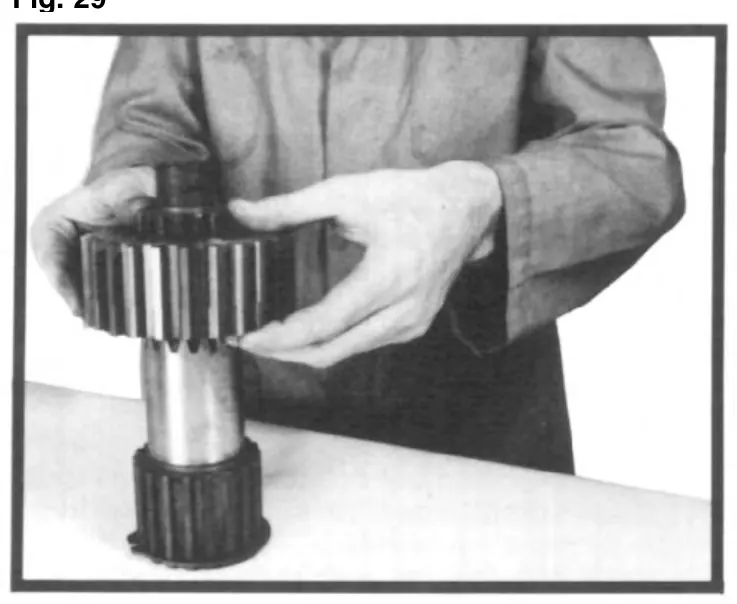 **Fig. 30**, figura del manual de servicio Fabco PTO-110: F. Ensamble de la toma de fuerza y del desembrague