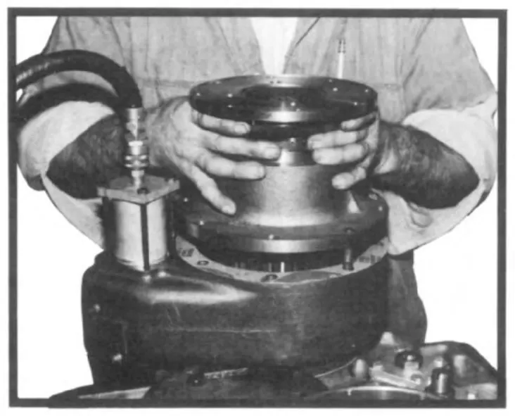 **Fig. 32**, figura del manual de servicio Fabco PTO-110: F. Ensamble de la toma de fuerza y del desembrague