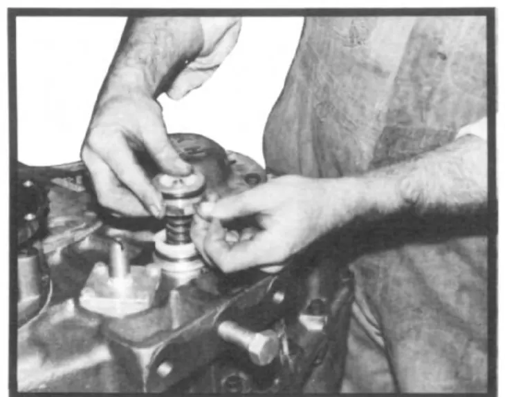 Figura del manual de servicio Fabco PTO-110: G. Ensamble y ajuste del cilindro de cambios