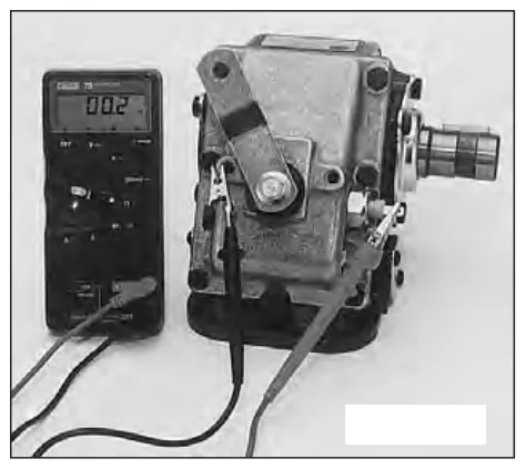 Figura del manual del propietario Muncie de 6 y 8 tornillos: switch de luz indicadora, PRUEBA DE CONTINUIDAD
